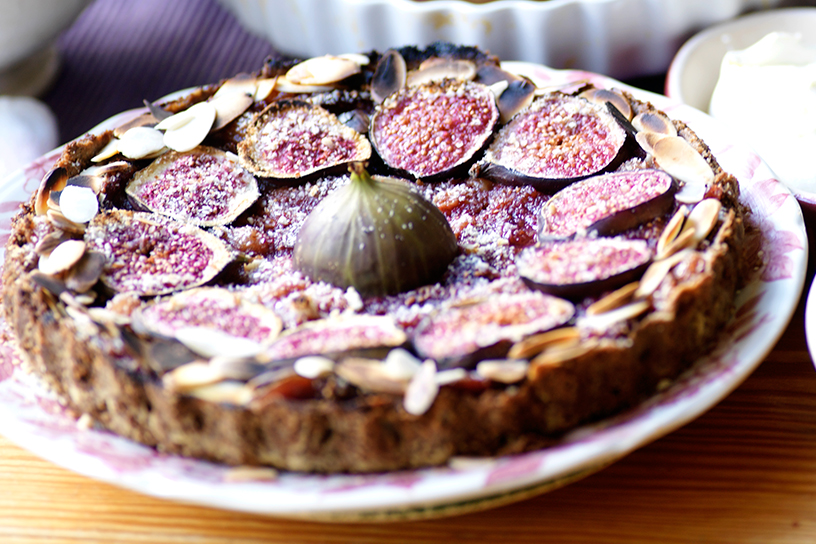 Taart met vijgen op een bord